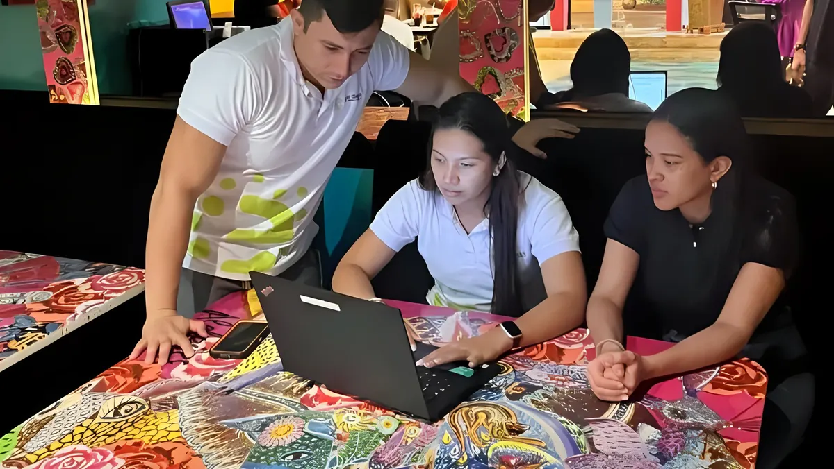 Equipo de ECODESA trabajando con el cliente