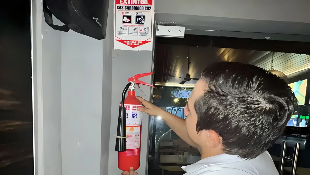 Profesional de ECODESA revisando un extintor